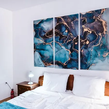 Renovated 1 Bedroom - Full Kitchen - Parking - 4km Tsarevets Apartment