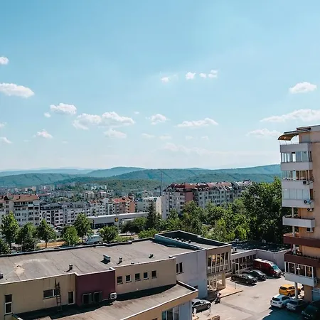 Apartment Renovated 1 Bedroom - Full Kitchen - Parking - 4km Tsarevets