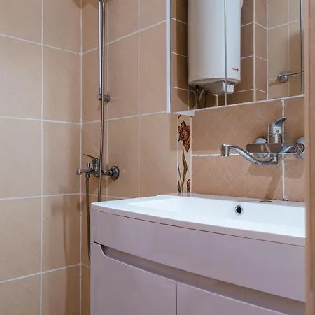 Renovated 1 Bedroom - Full Kitchen - Parking - 4km Tsarevets Apartment *